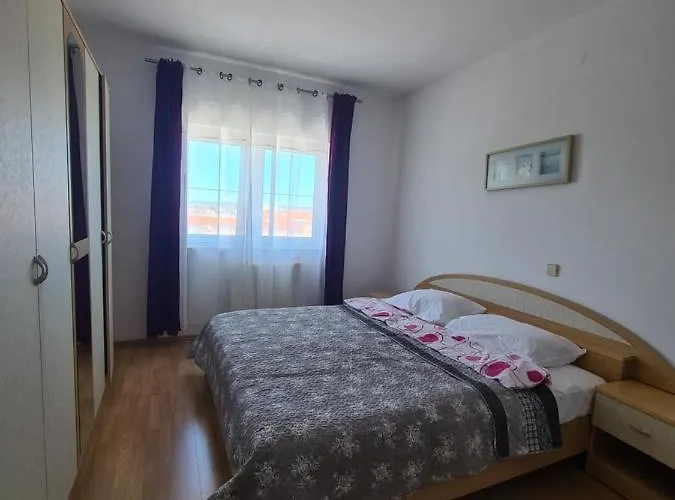 Emily Apartman *